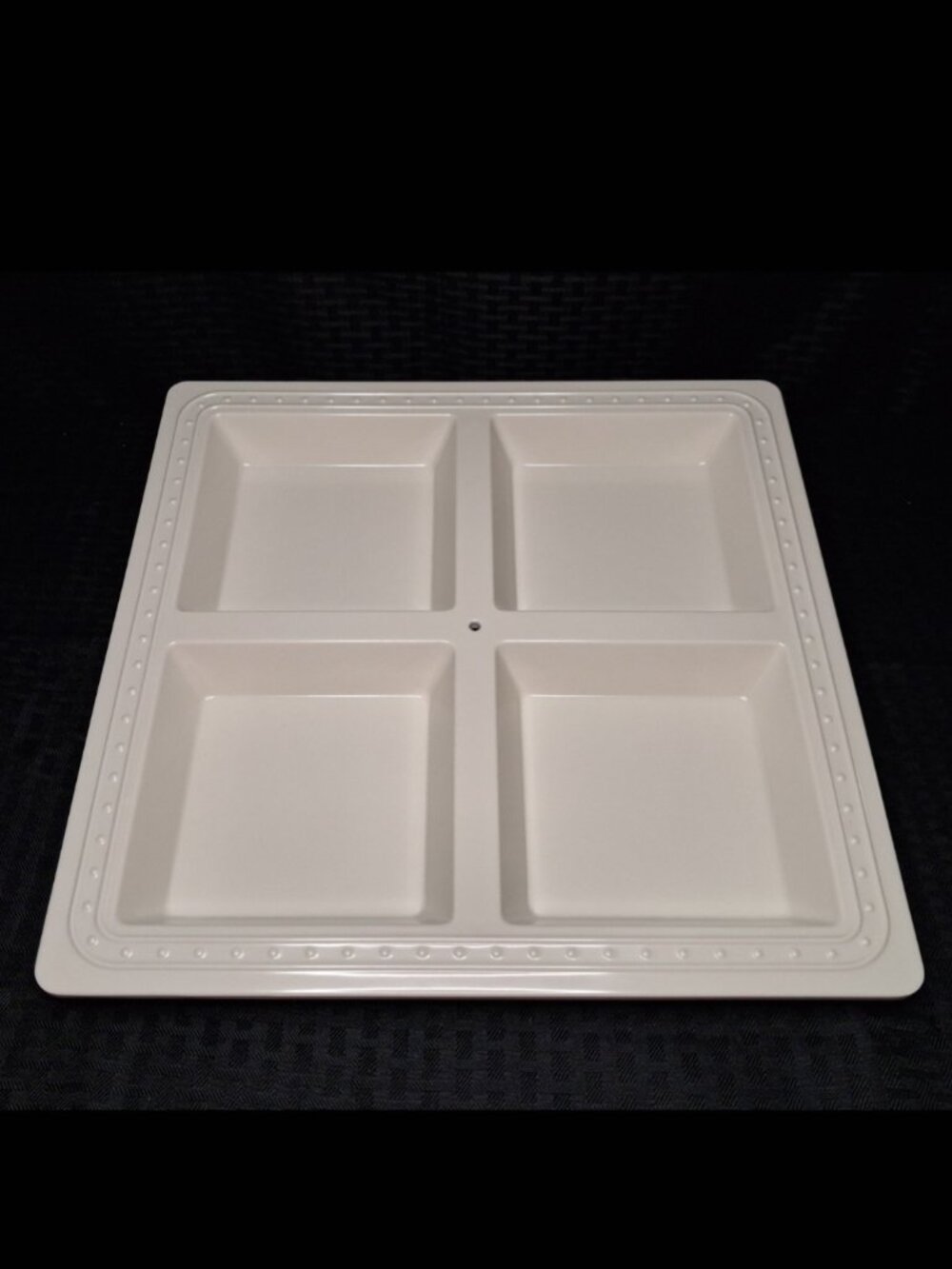 Nora Fleming Melamine Pearl Dot Square 4-Compartment Server – Excellent Cond